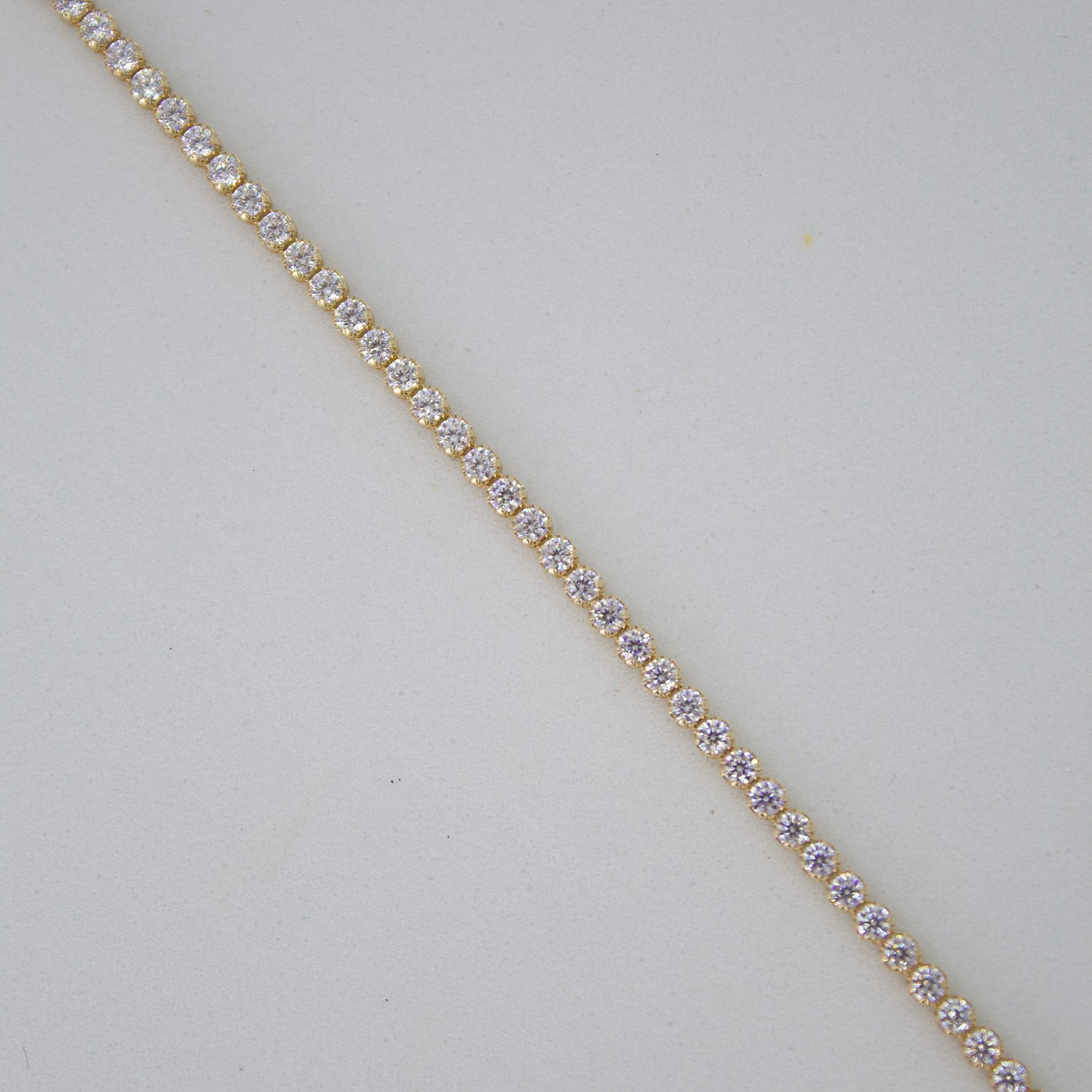 Pulsera con zirconias en oro amarillo 14k.