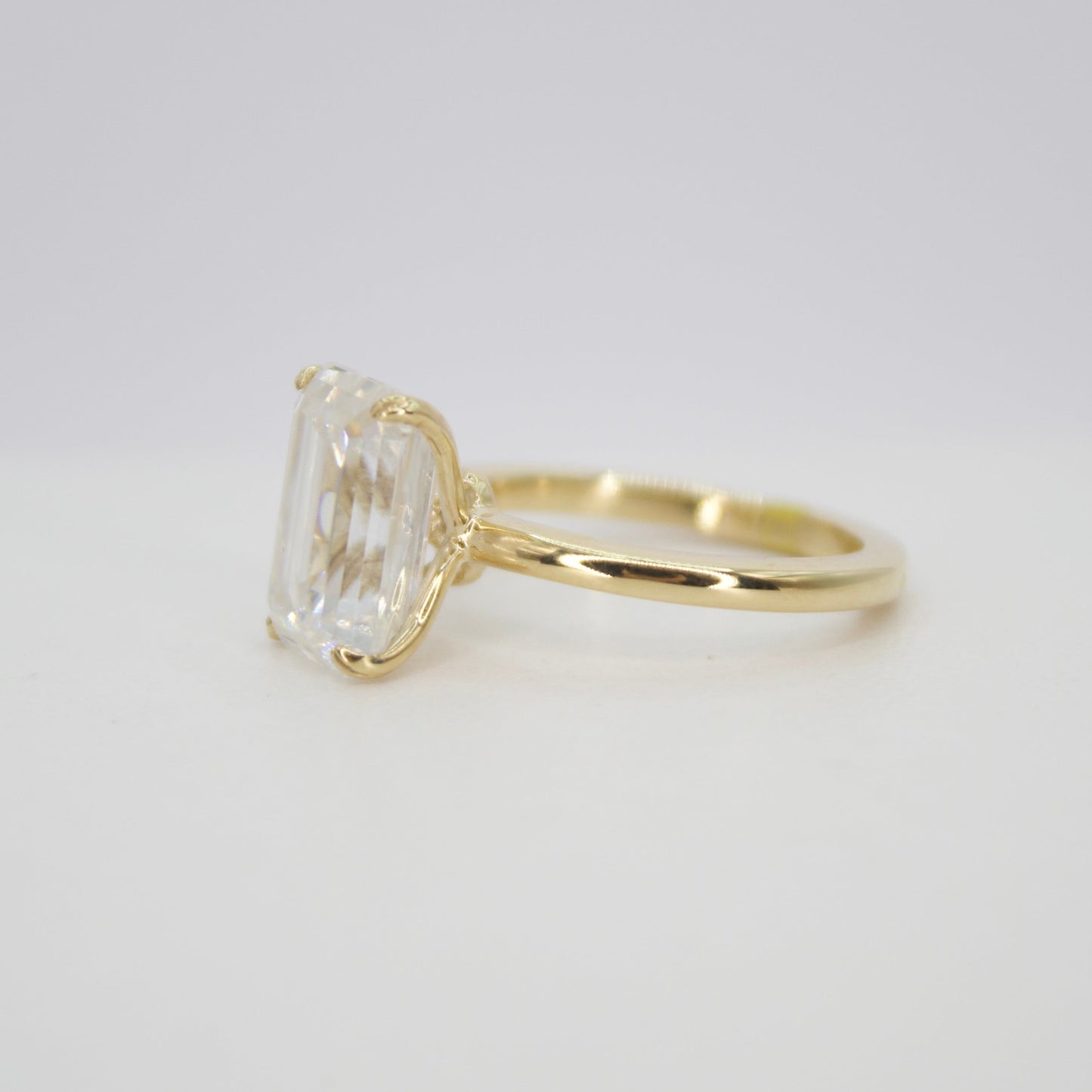 Anillo oro amarillo 14k con moissanita.