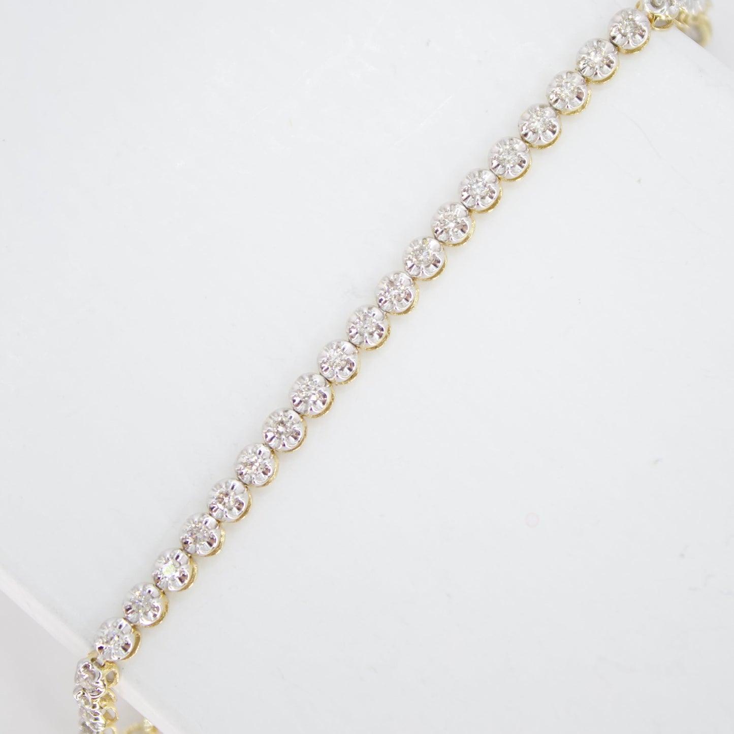 Brazalete en oro amarillo 14k con diamantes.