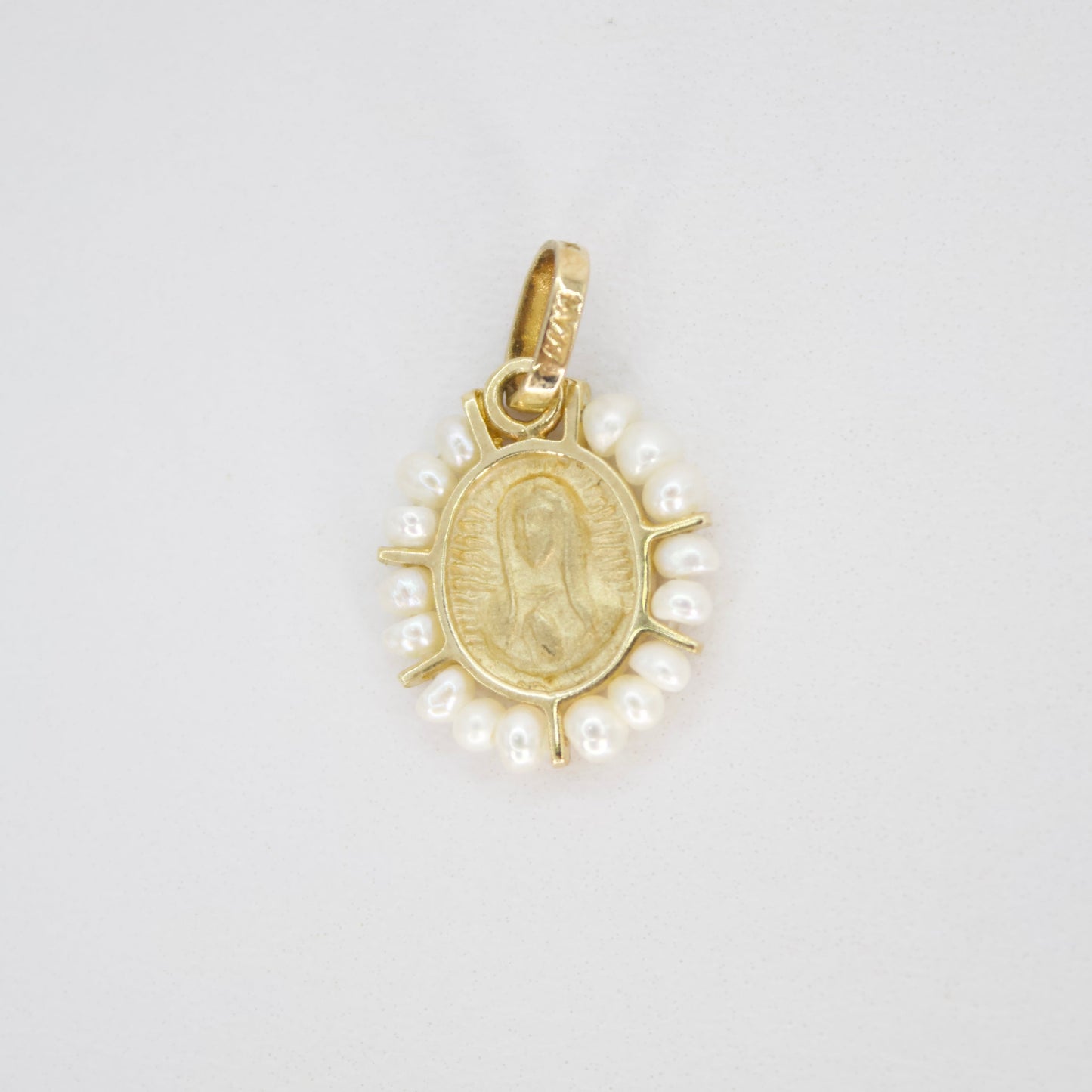 Medalla Virgen de Guadalupe en oro amarillo 14k con Perla.