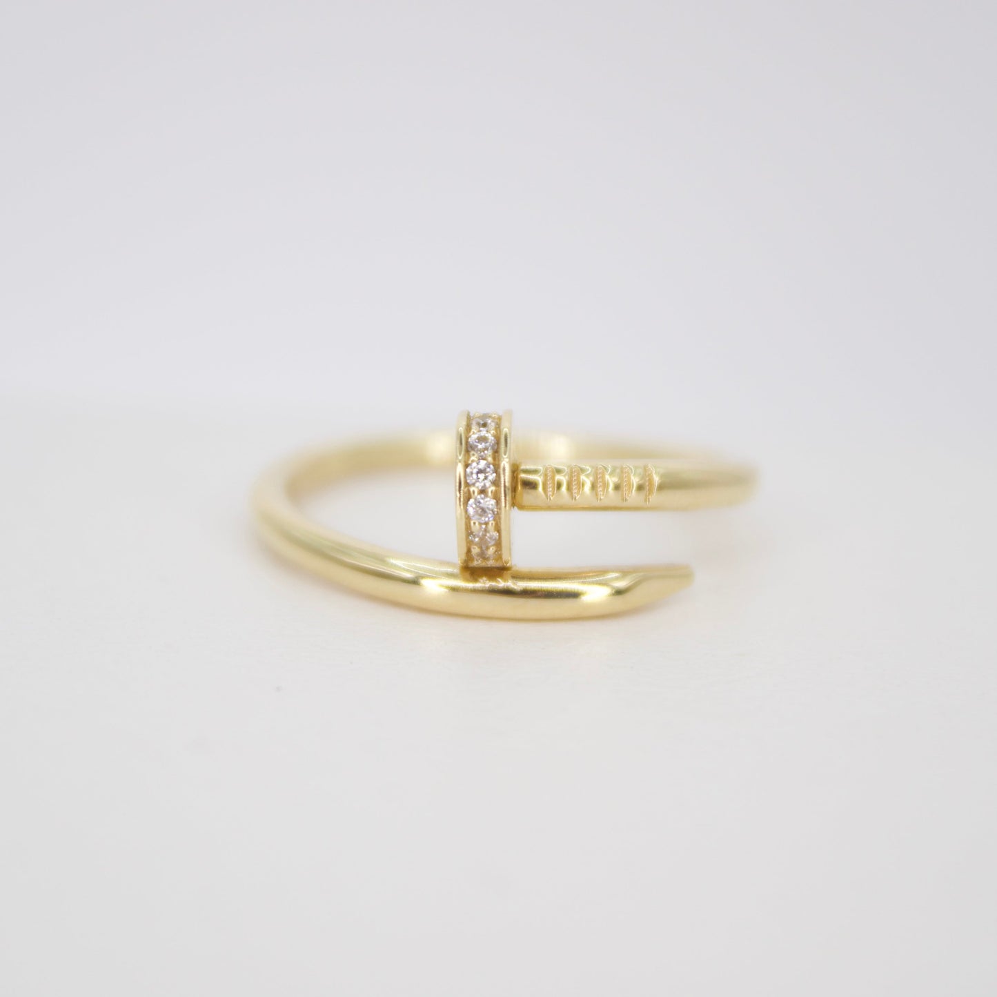 Anillo tornillo en oro amarillo 14k con zirconias.