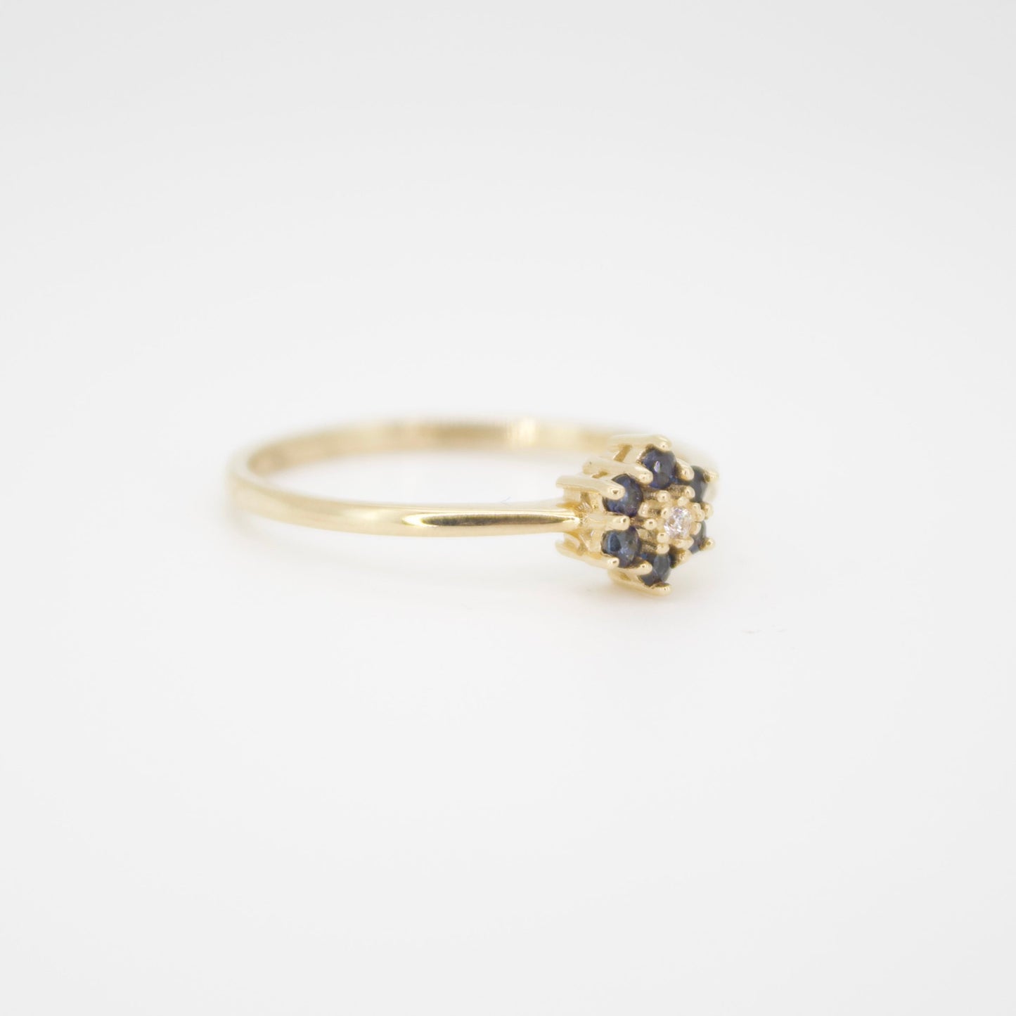 Anillo en oro amarillo 14k con zafiro y zirconia.