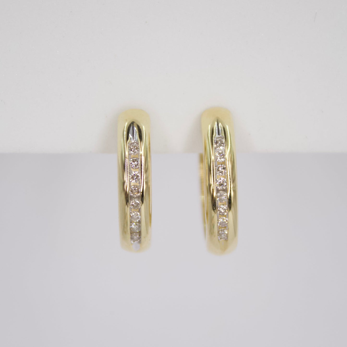 Arracadas en oro amarillo 14k con diamantes.