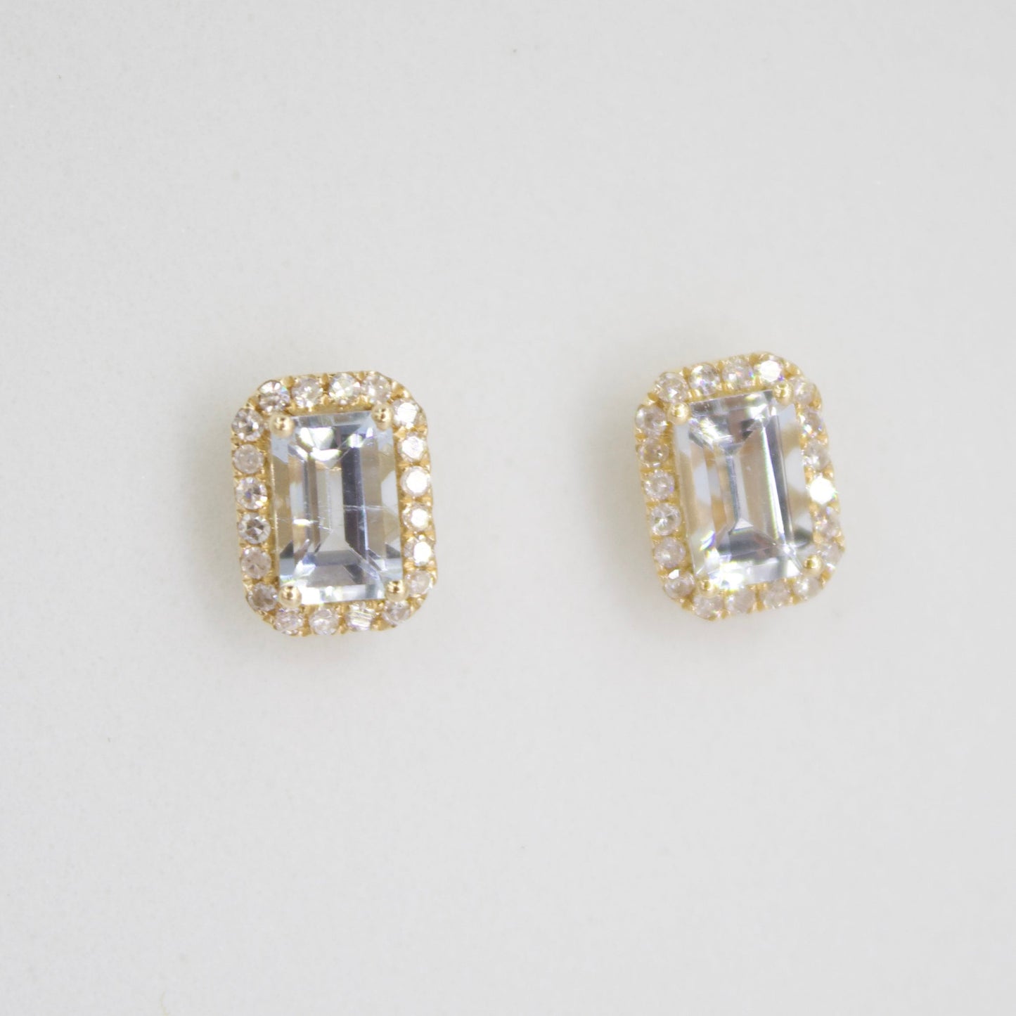 Aretes en oro amarillo 14k con aguamarina y diamantes.