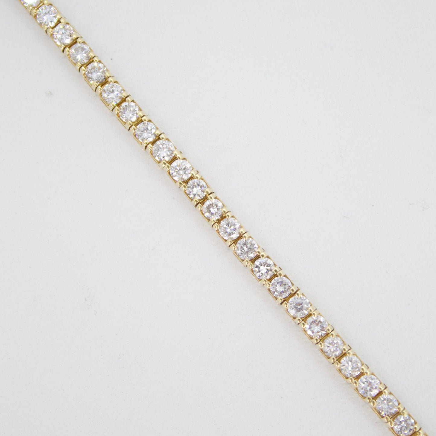 Brazalete en oro amarillo 14k con diamantes.