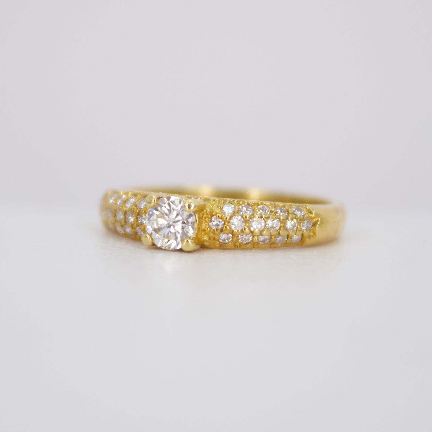 Anillo en oro amarillo 18k con diamantes.