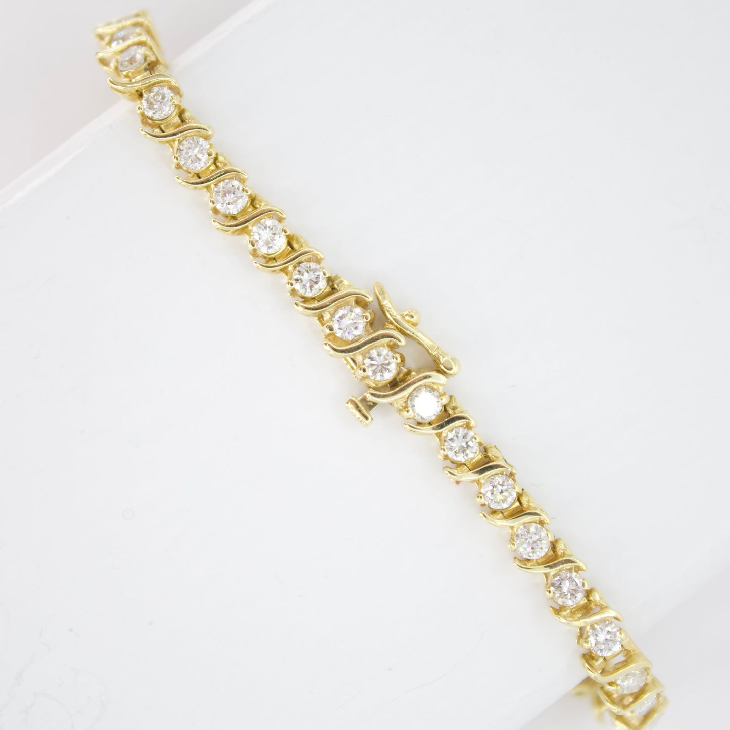 Brazalete en oro amarillo 14k con diamantes.