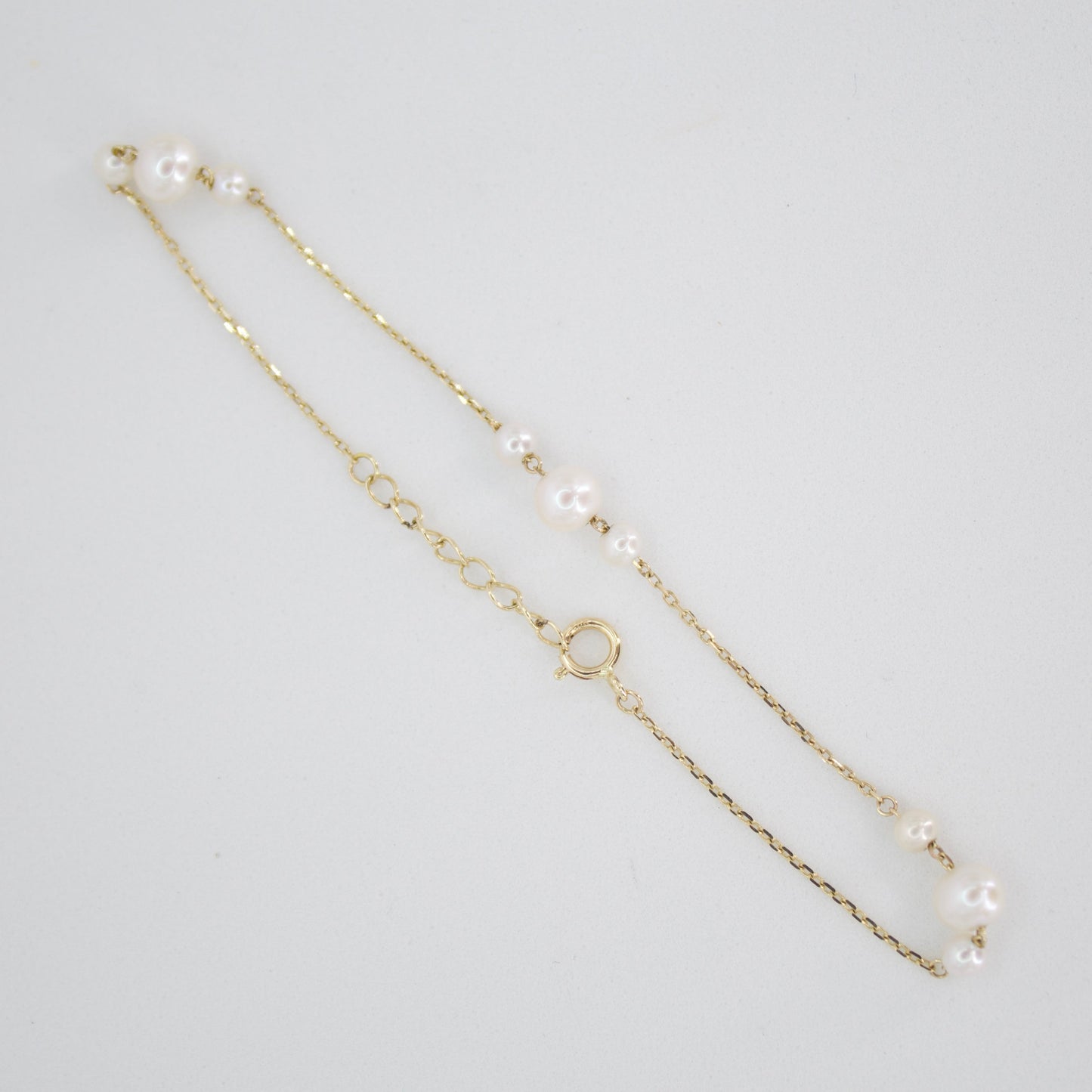 Pulsera con perlas en oro amarillo 14k.