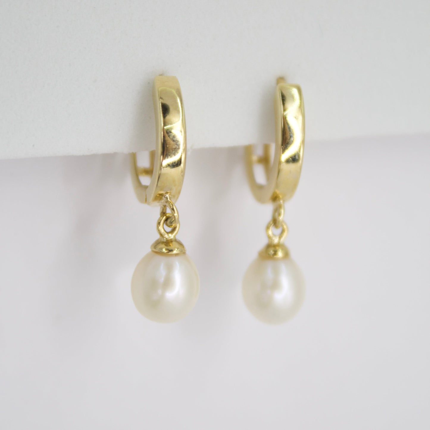 Aretes en oro amarillo 14k con perlas.