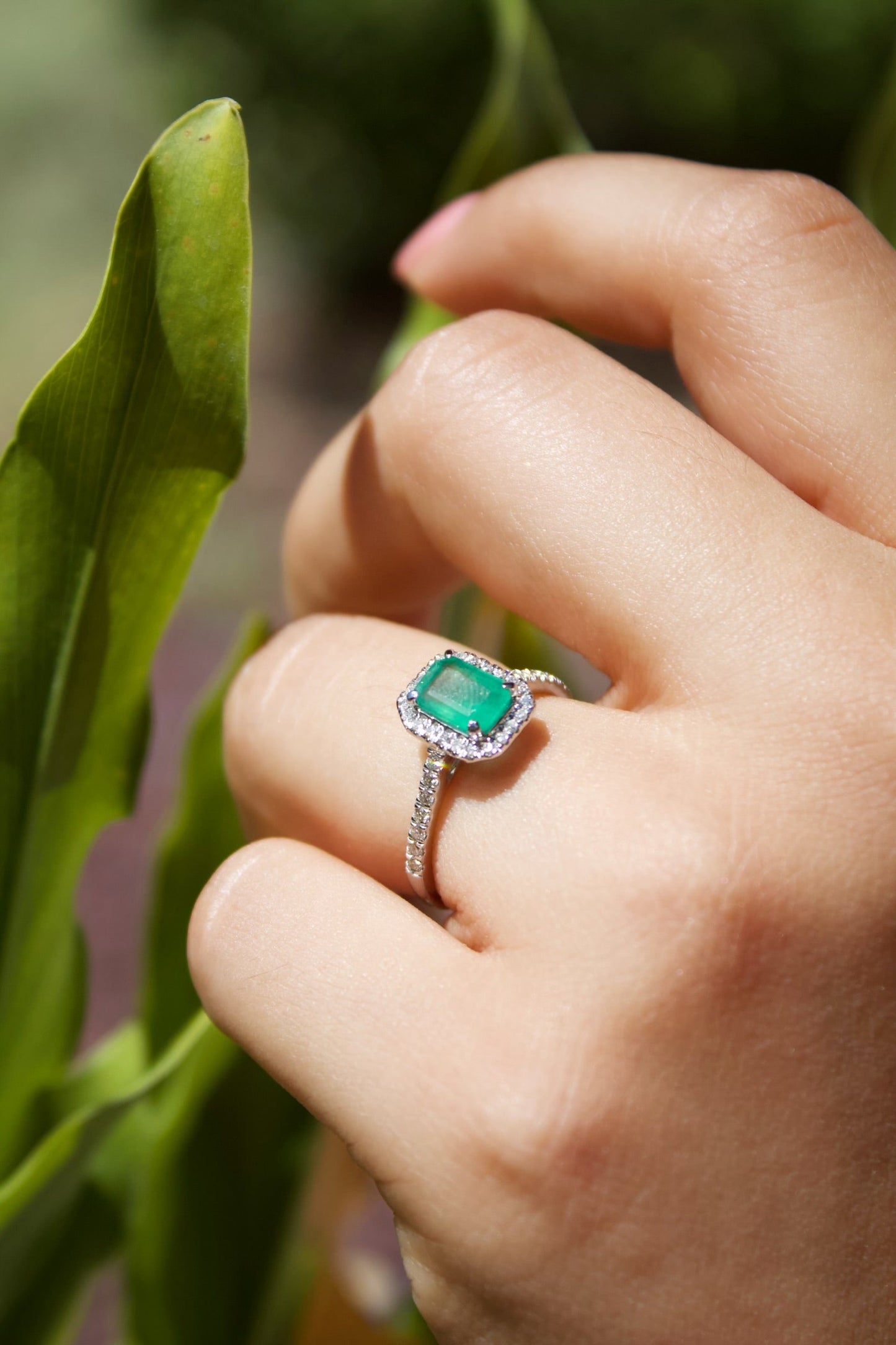 Anillo en oro amarillo 14k con esmeralda y diamantes.