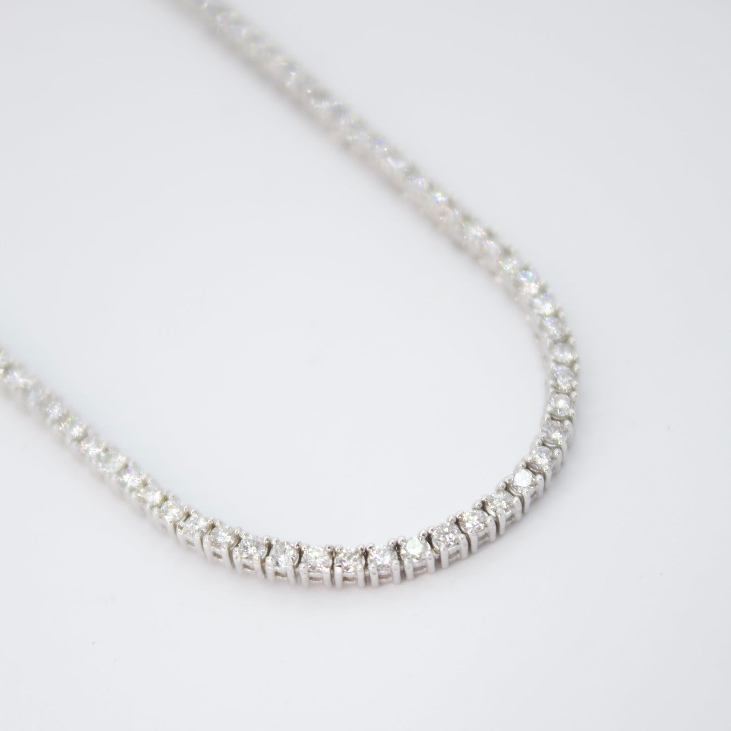 Tennis necklace en oro blanco 14k con diamantes.