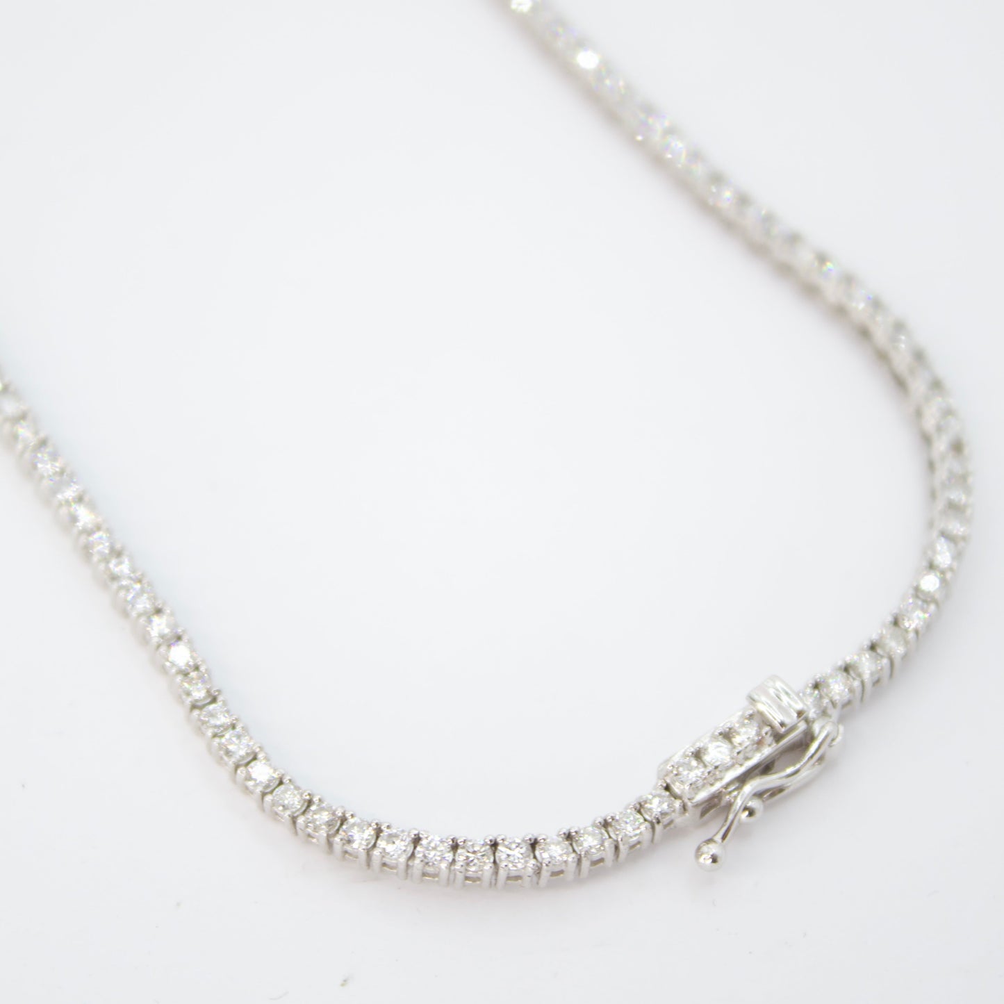 Tennis necklace en oro blanco 14k con diamantes.