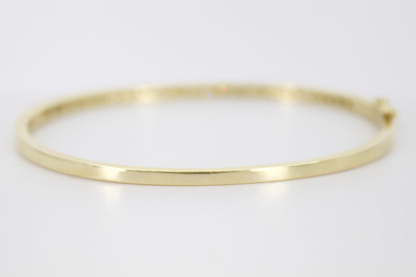 Brazalete rígido en oro amarillo 14k con diamantes.