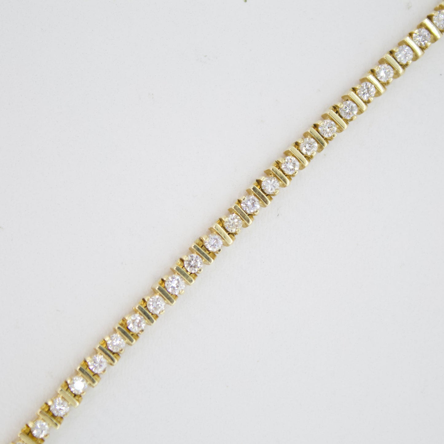 Brazalete en oro amarillo 14k con diamantes.