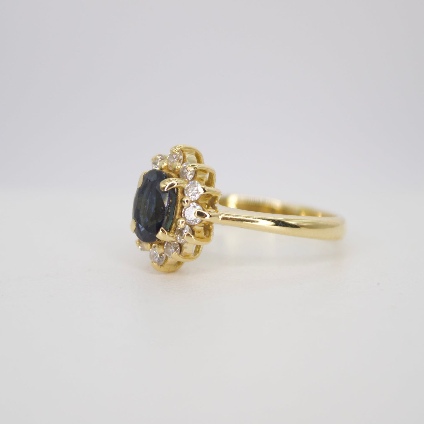 Anillo oro amarillo 14k con zafiro y diamantes.