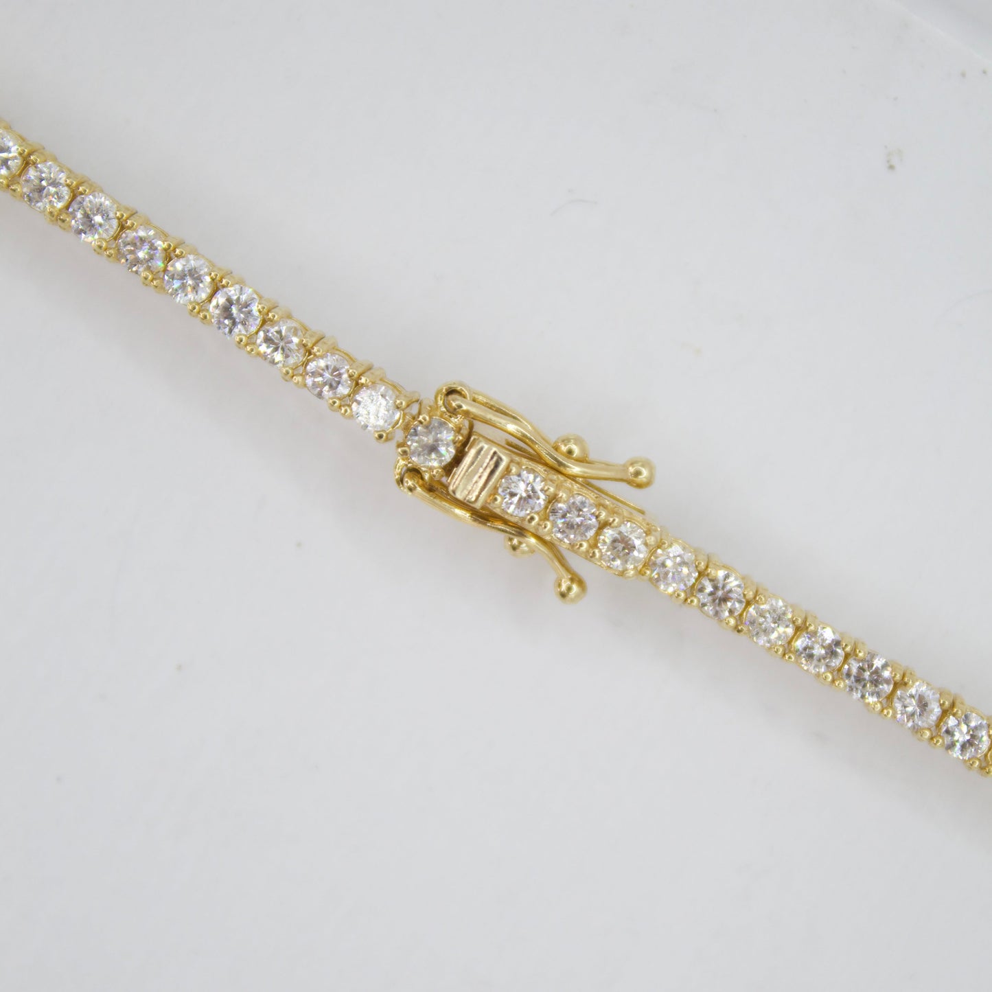 Brazalete en oro amarillo 14k con diamantes.