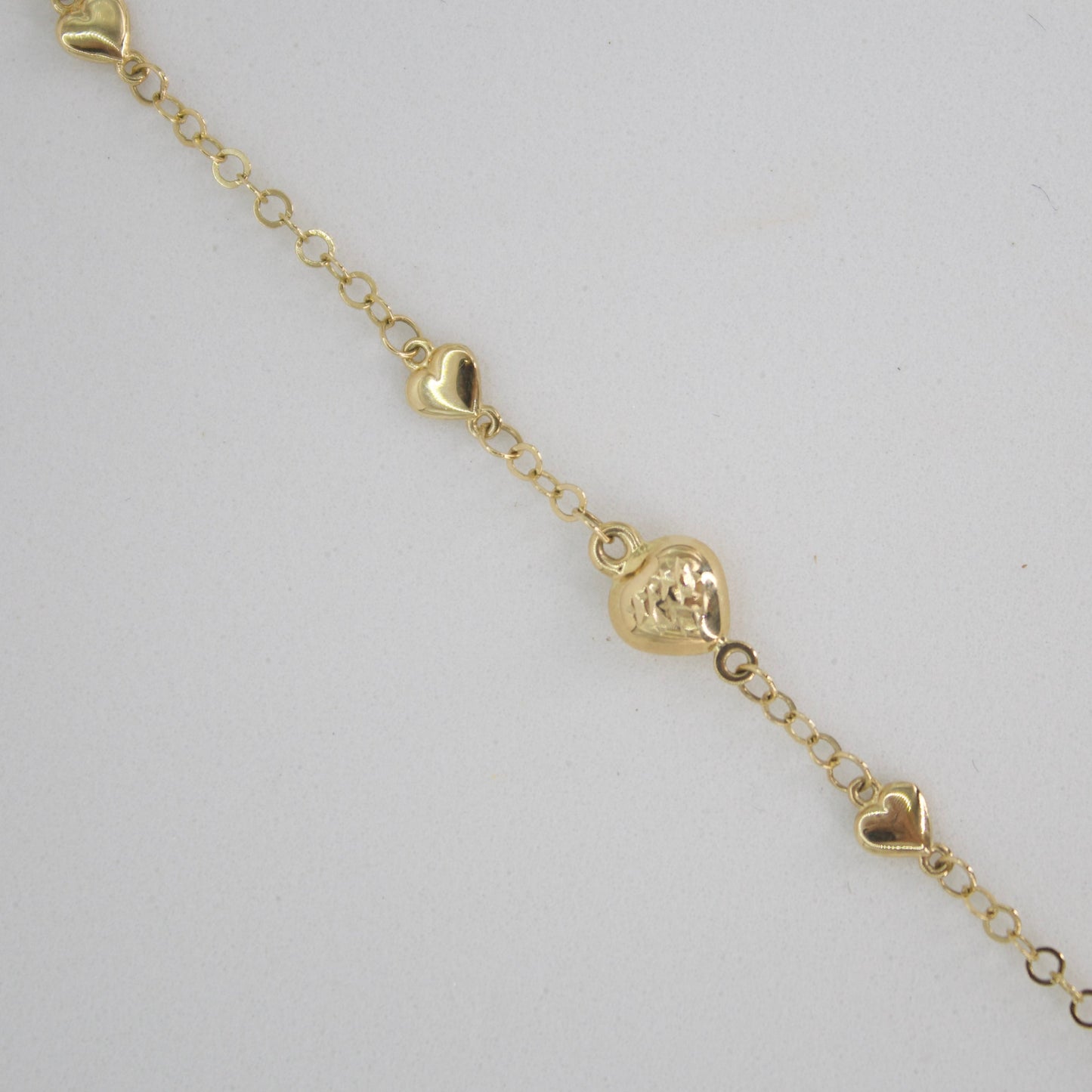 Pulsera de corazones en oro amarillo 14k.