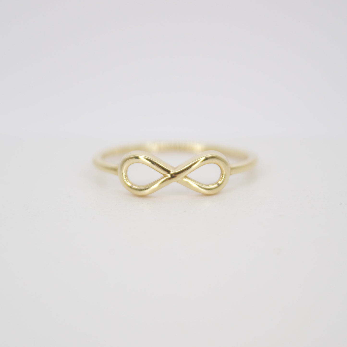 Anillo infinito en oro amarillo 14k.