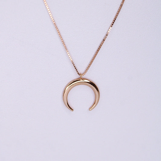 Gargantilla en oro rosa 14k con dije media luna.