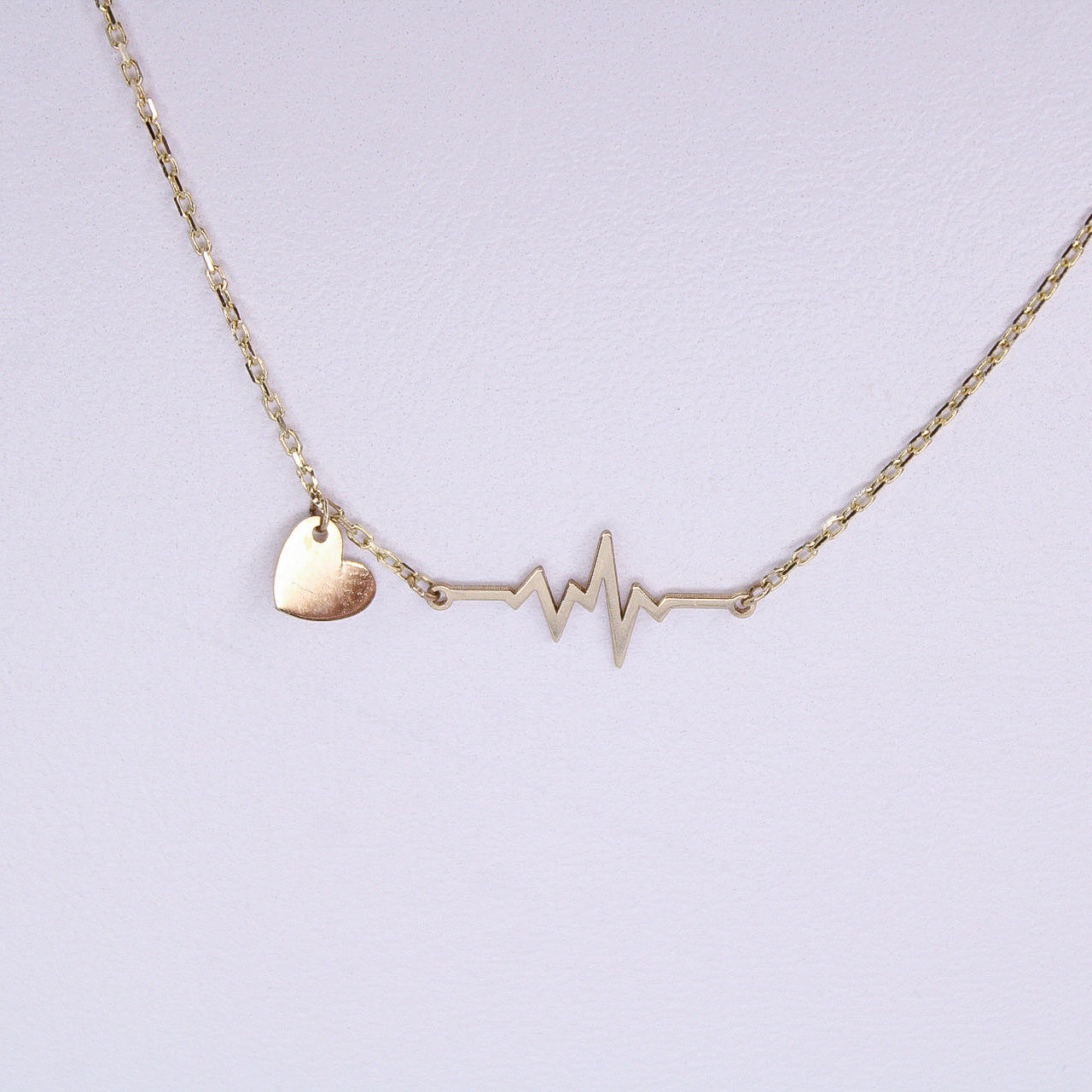 Gargantilla en oro amarillo 14k con dije de corazón.