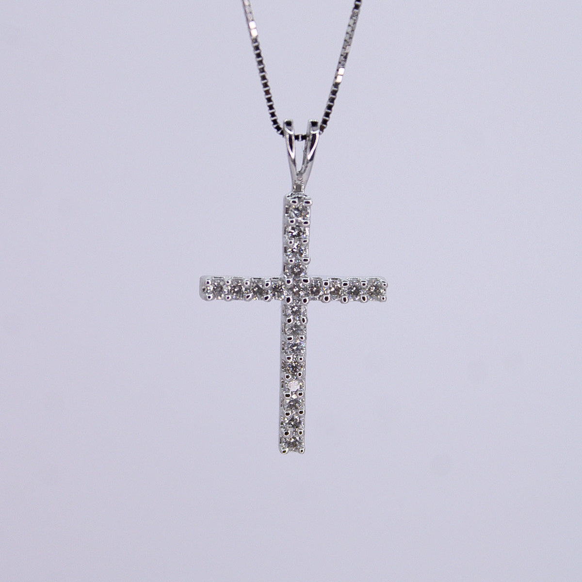 Cruz en oro blanco 14k con diamantes.