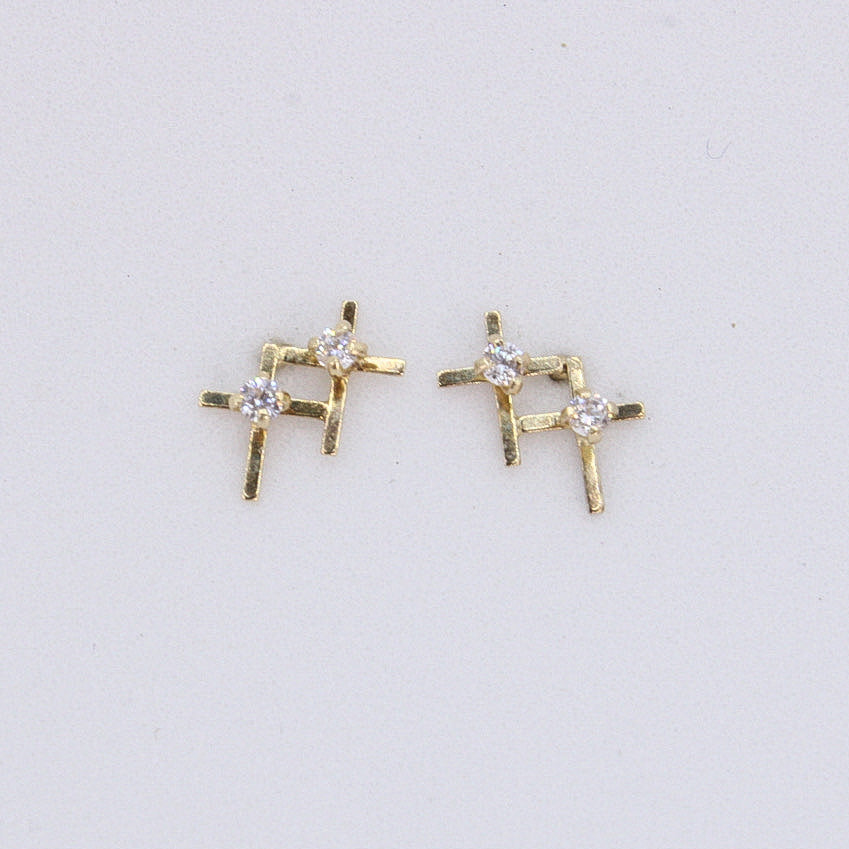 Broquel de cruces con zirconia en oro amarillo 14k.