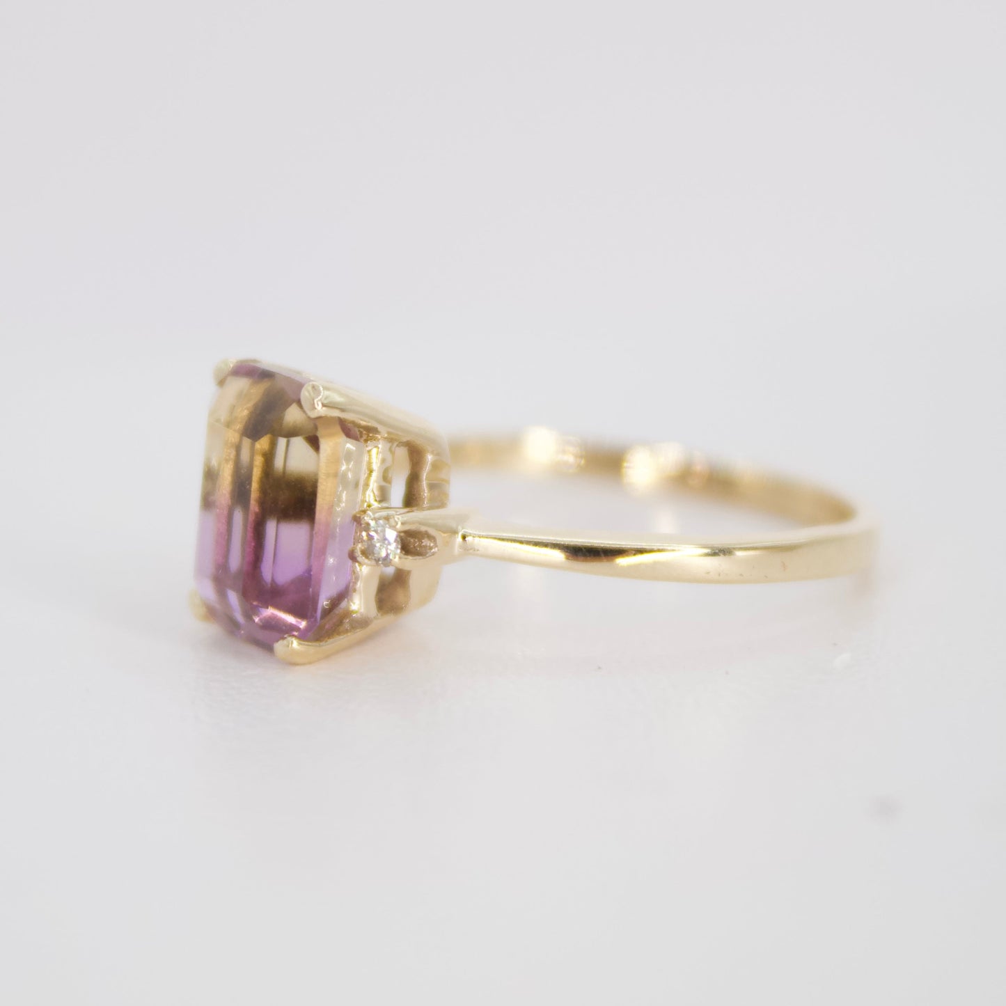 Anillo en oro amarillo 14k con amatrino y diamantes.