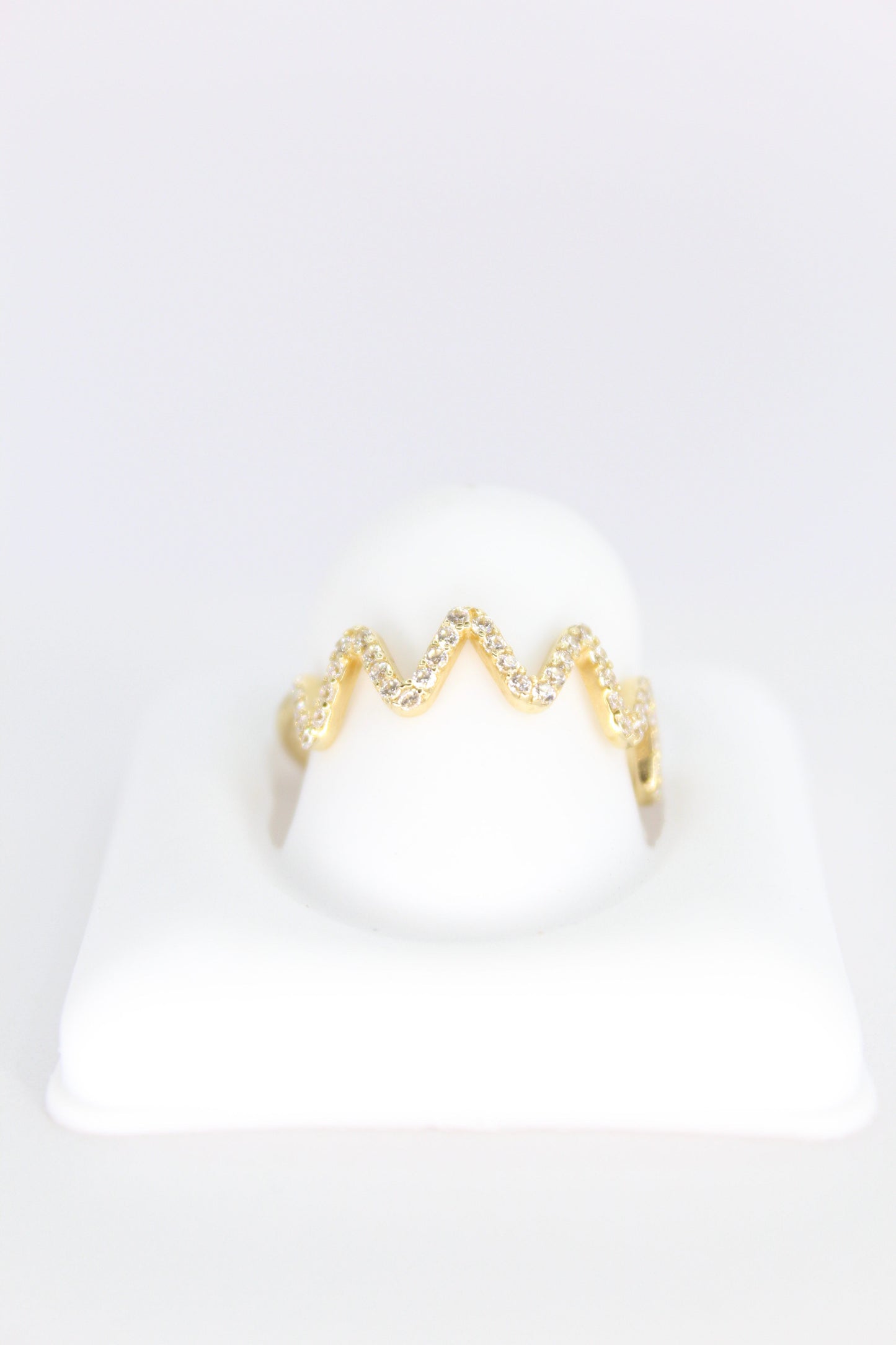 Anillo en oro amarillo con zirconias.