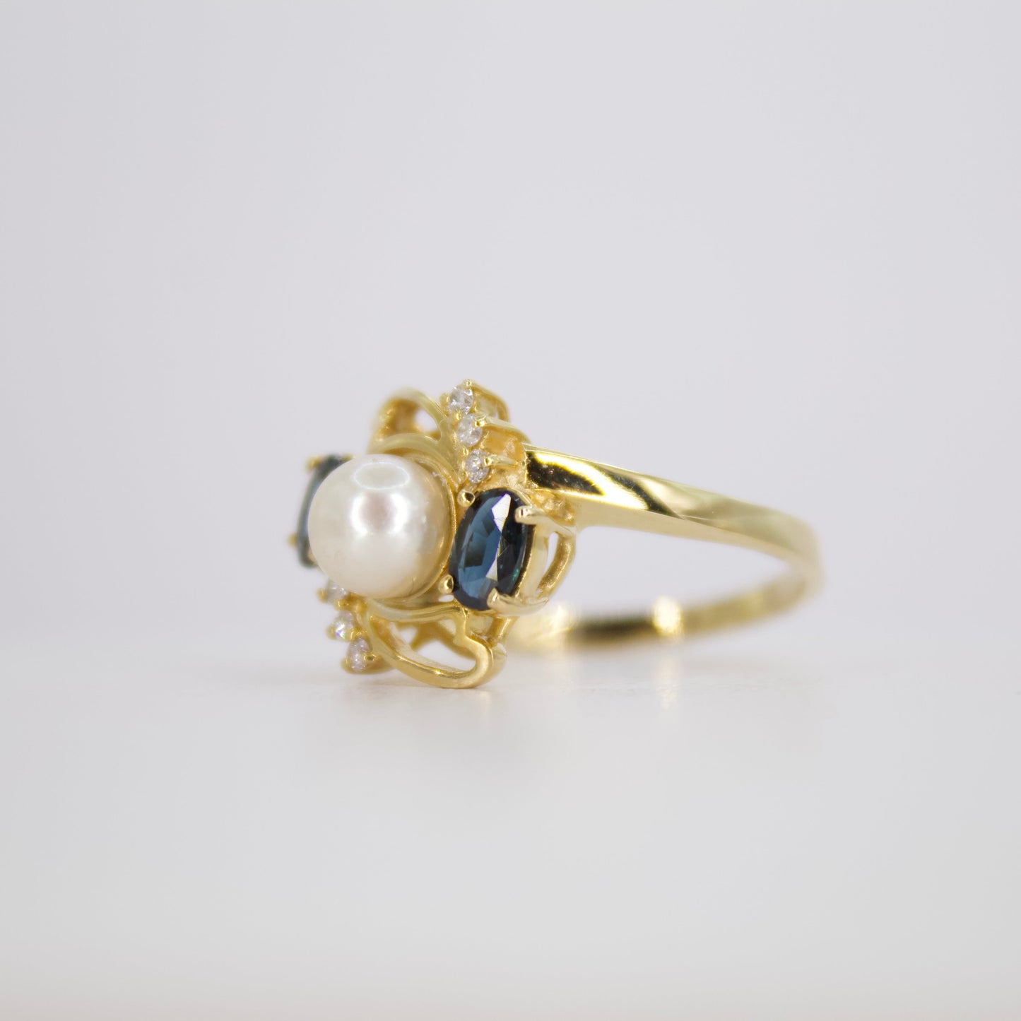 Anillo en oro amarillo 14k con Perla,diamantes y zafiros.