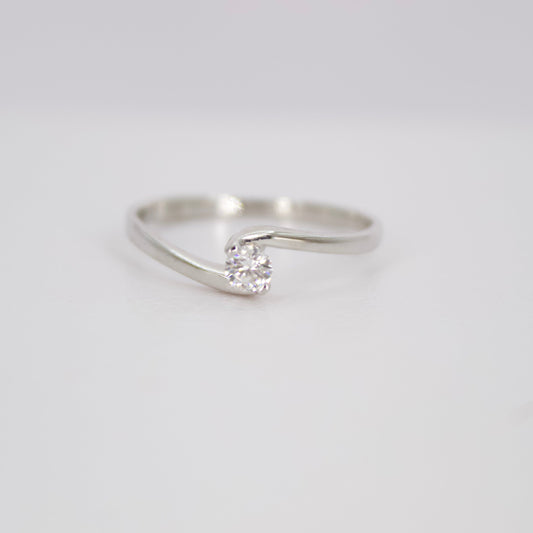 Anillo en oro blanco 14k con diamante.