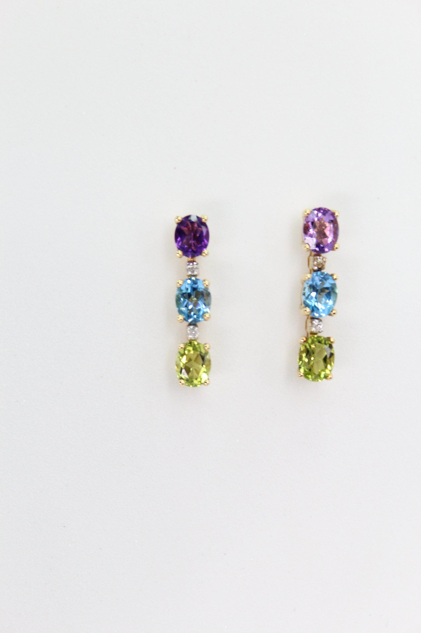 Aretes en oro amarillo 14k con amatista,topacio,granate y diamantes.