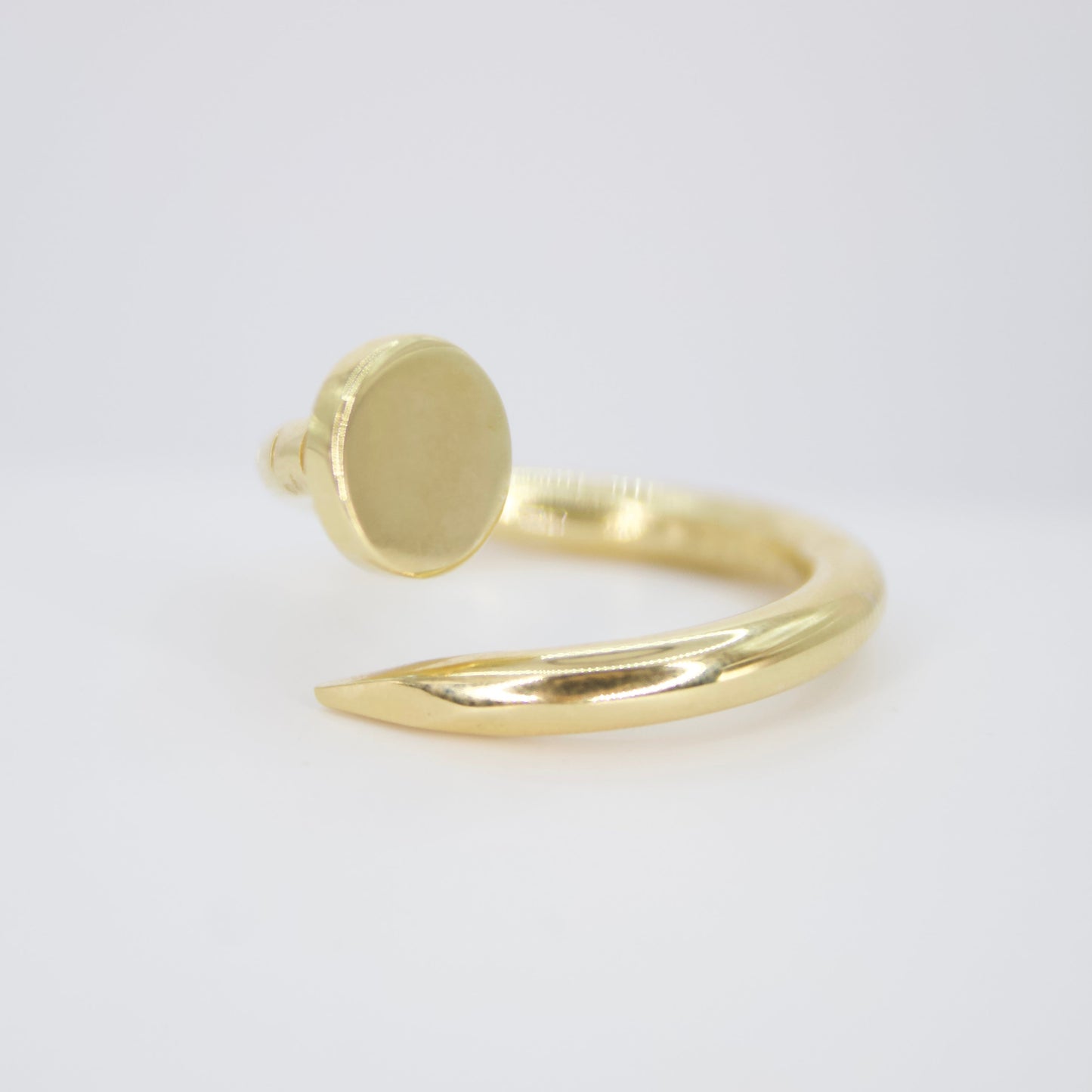 Anillo tornillo en oro amarillo 14k.