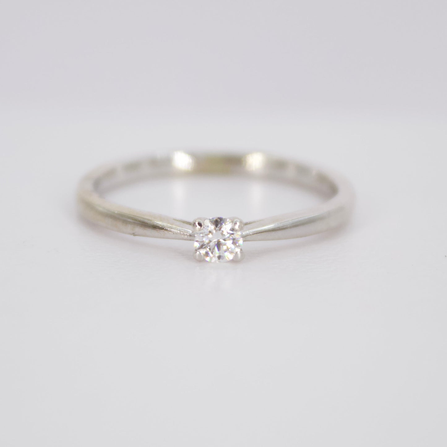 Anillo en oro blanco 14k con diamante.