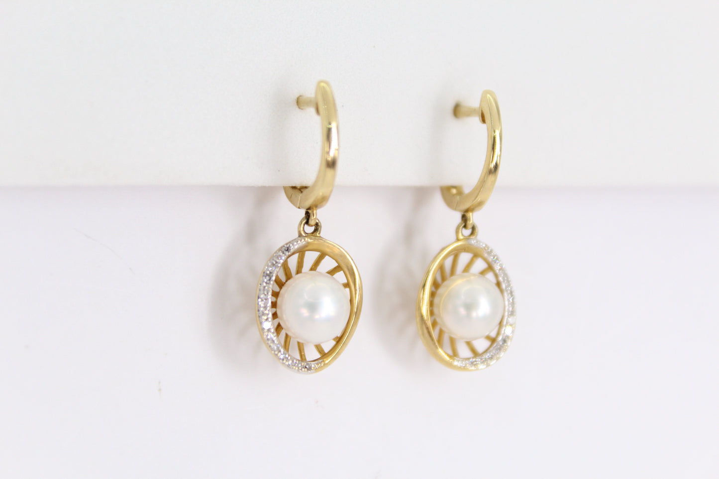 Aretes en oro amarillo 14k con Perla y diamantes.