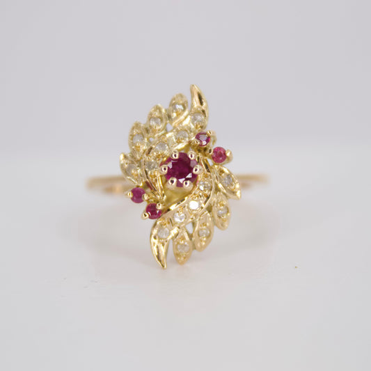 Anillo en oro amarillo 14k con rubí y diamantes.