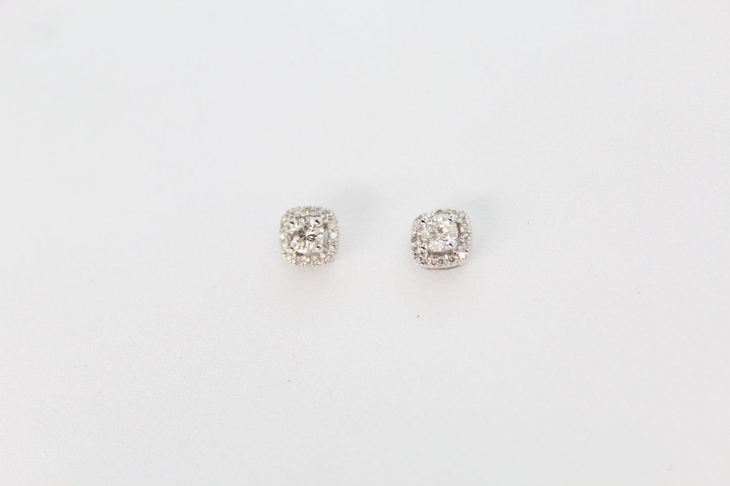 Aretes en oro blanco 14k con diamantes.