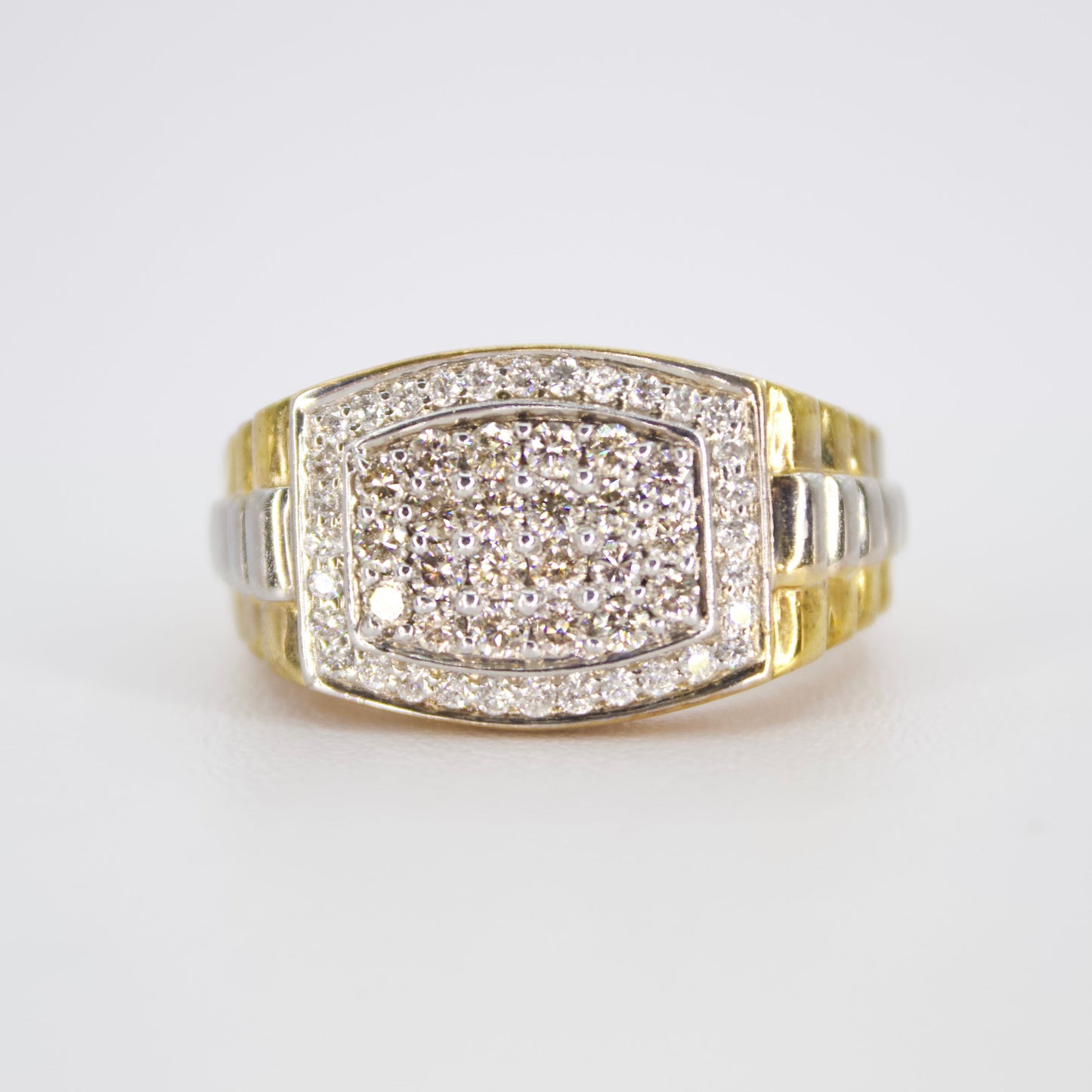 Anillo en oro combinado 14k con diamantes.