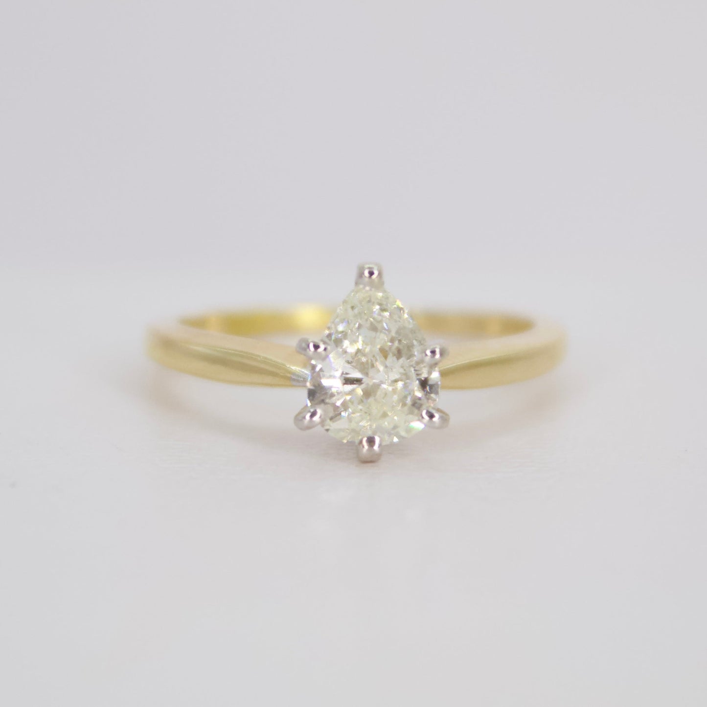 Anillo en oro amarillo 14k con diamante.