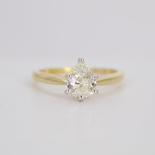 Anillo en oro amarillo 14k con diamante.