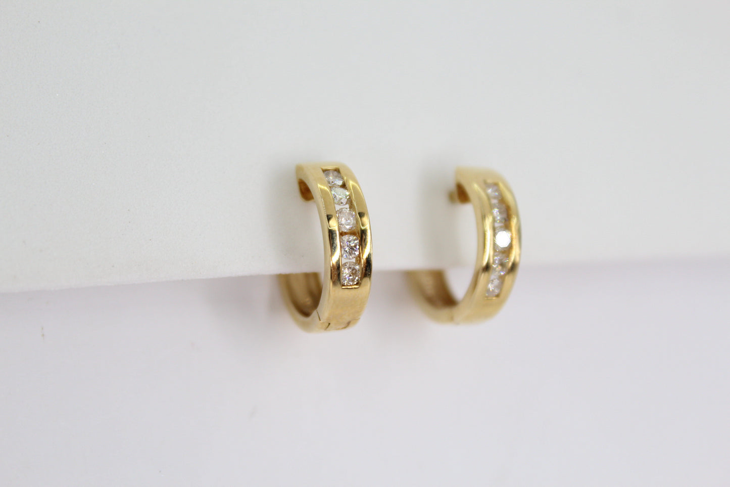 Aretes en oro amarillo 14k con diamantes.