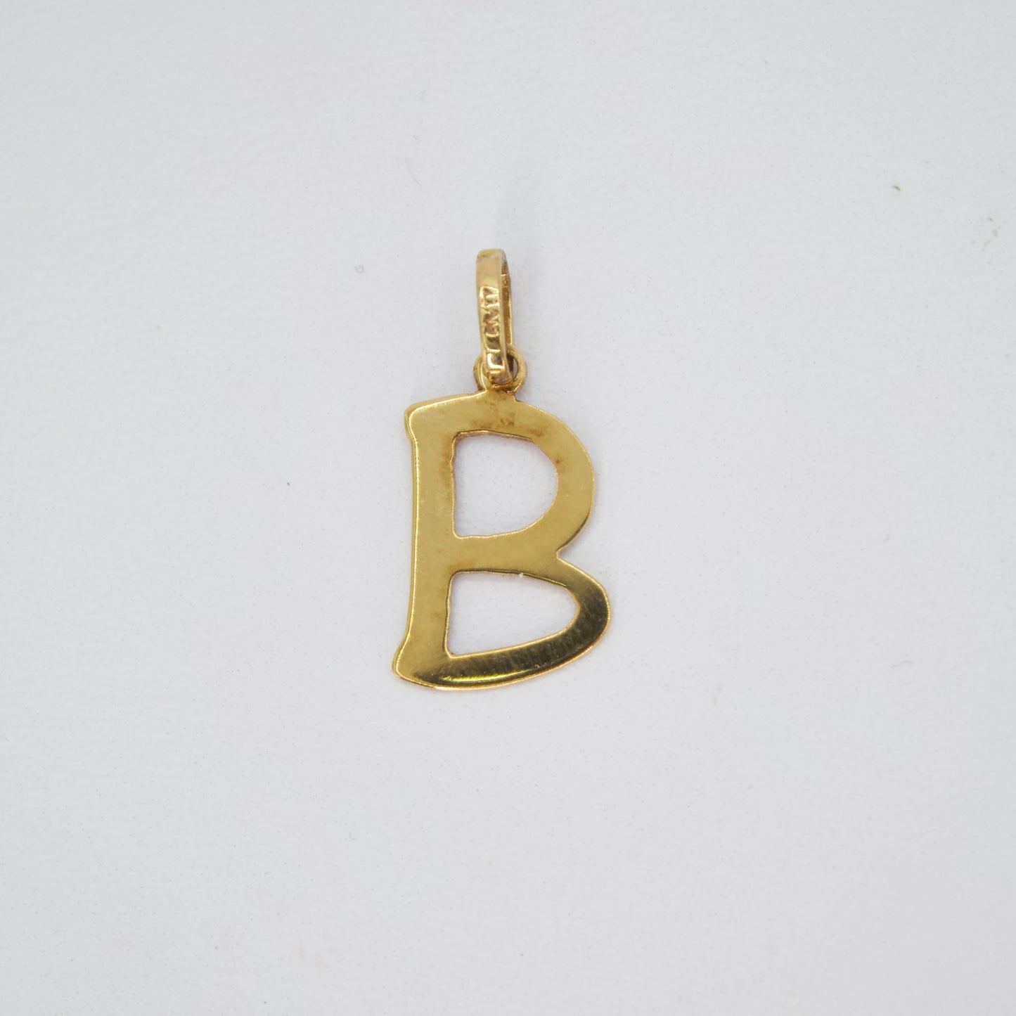 Dije de inicial B en oro amarillo 14k.