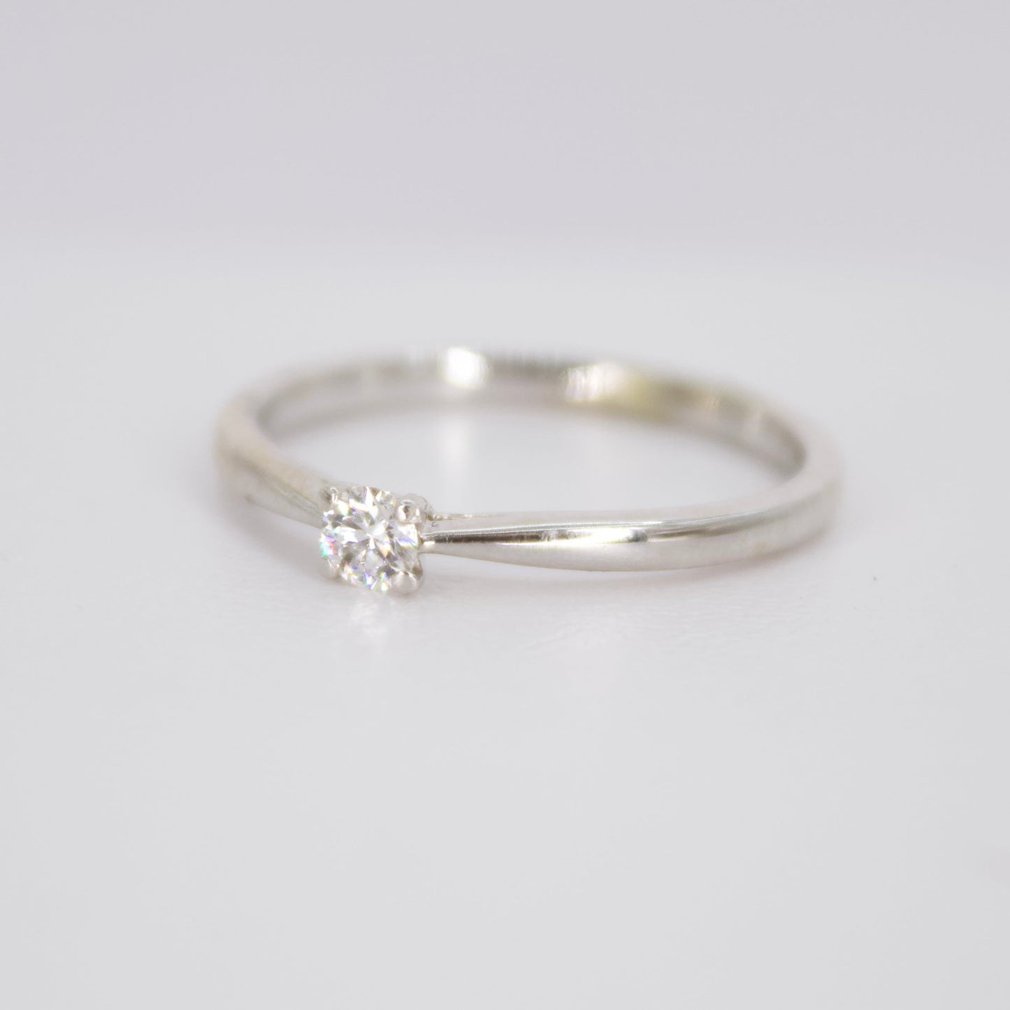 Anillo en oro blanco 14k con diamante.