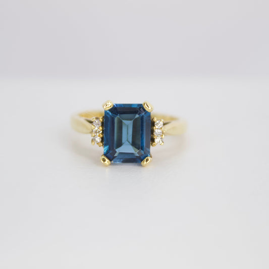 Anillo en oro amarillo 14k con london blue y diamantes.