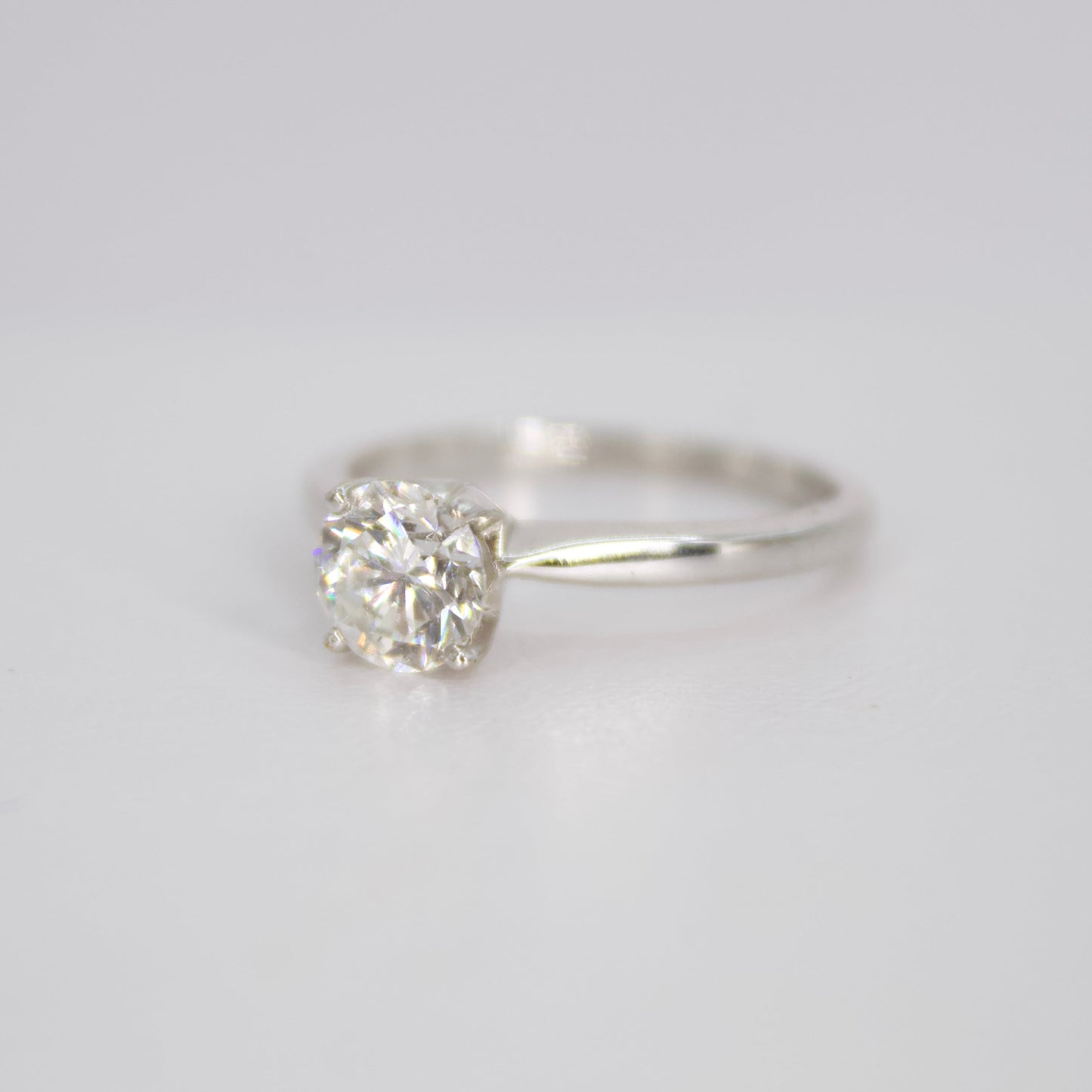 Anillo en oro blanco 14k con diamante.