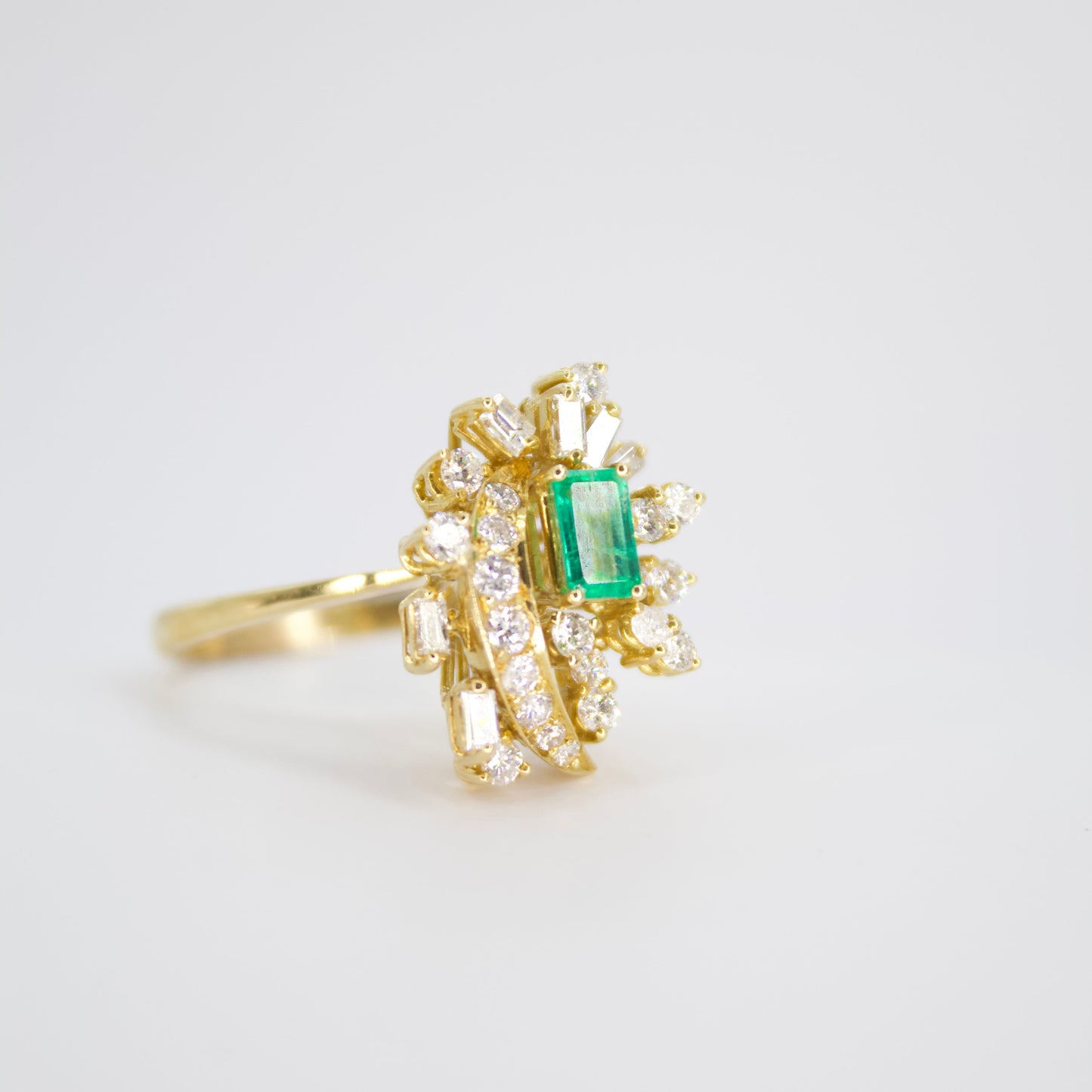 Anillo en oro amarillo 14k con esmeralda y diamantes.