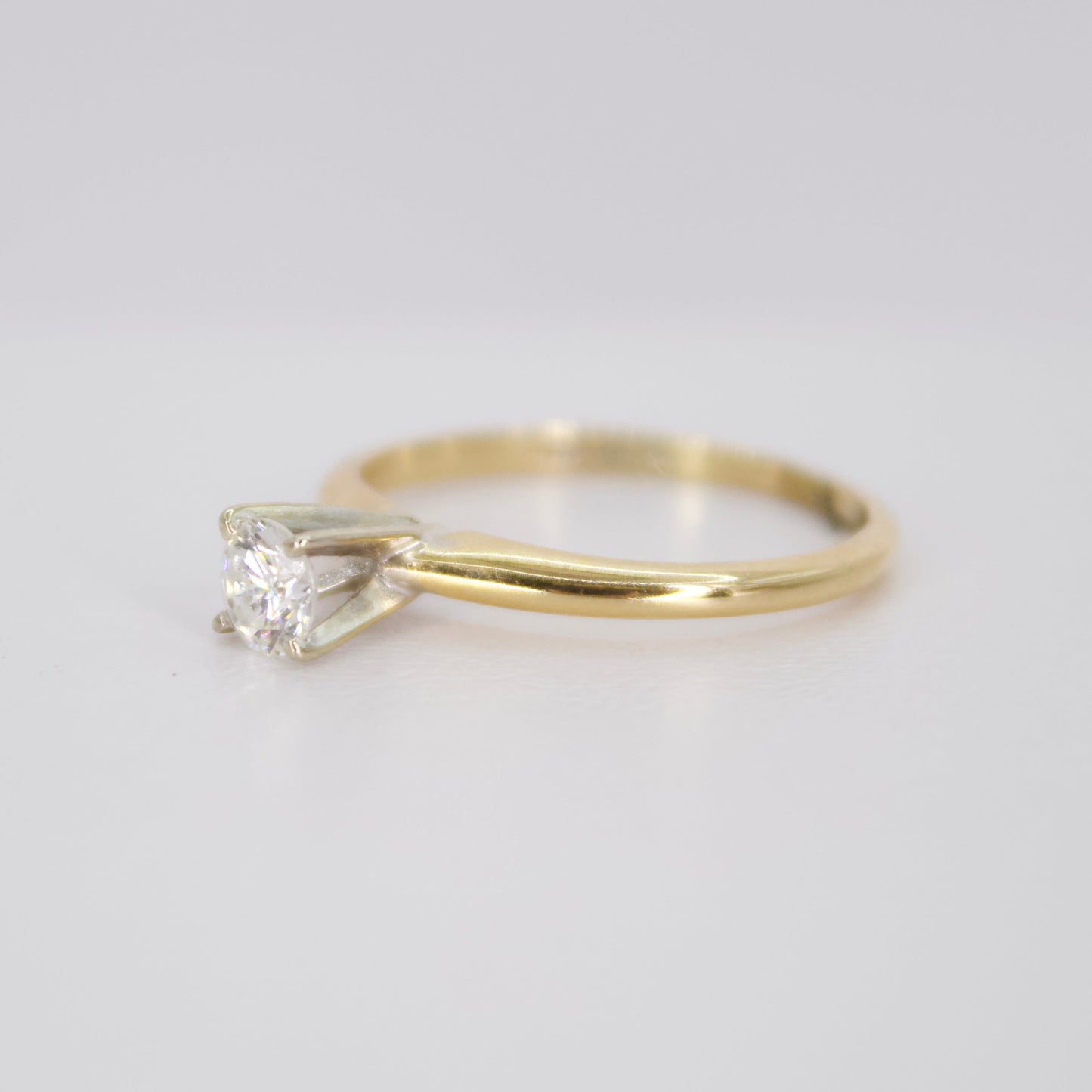 Anillo en oro amarillo 14k con diamante.