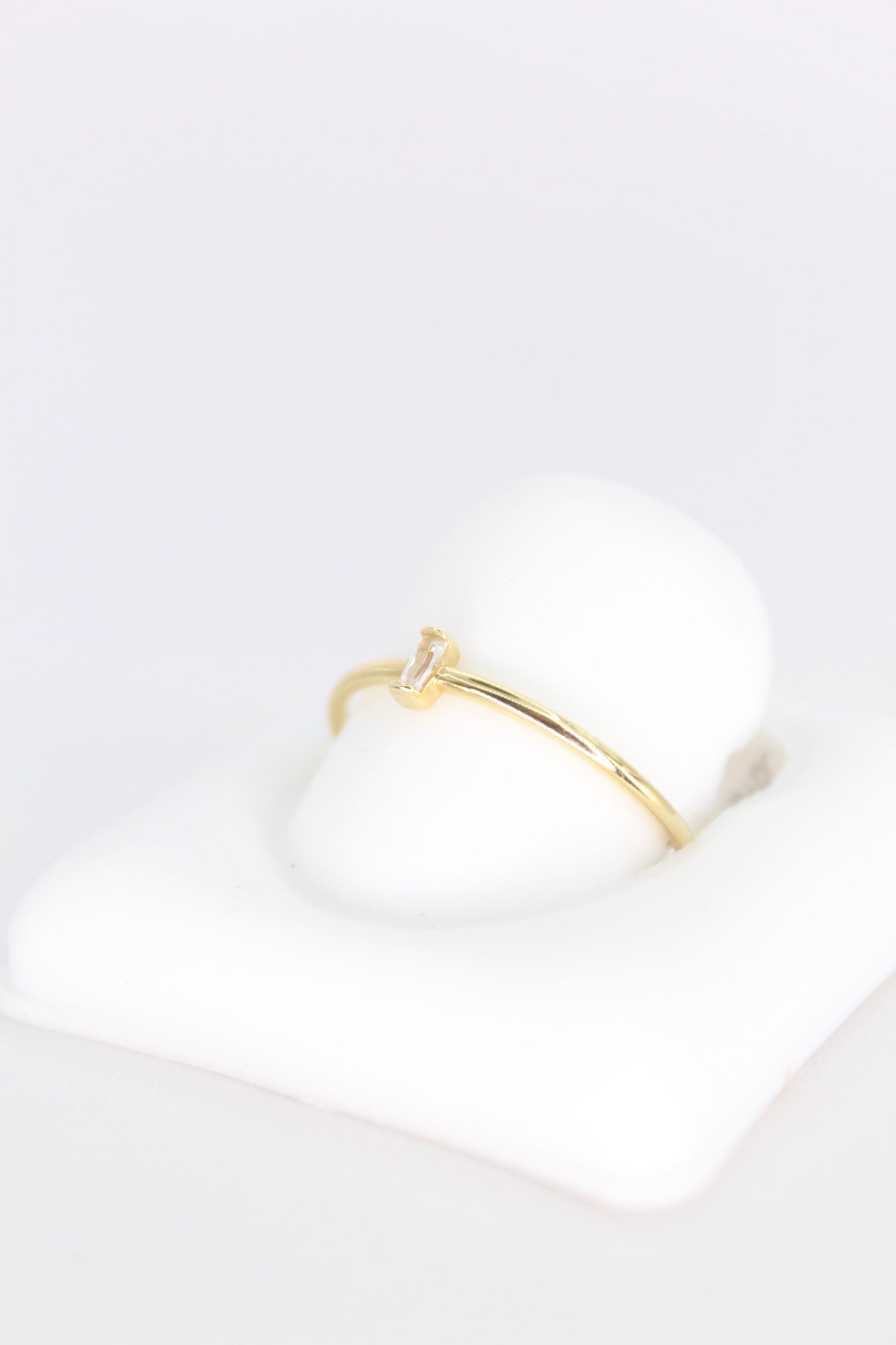 Anillo en oro amarillo con zirconia.