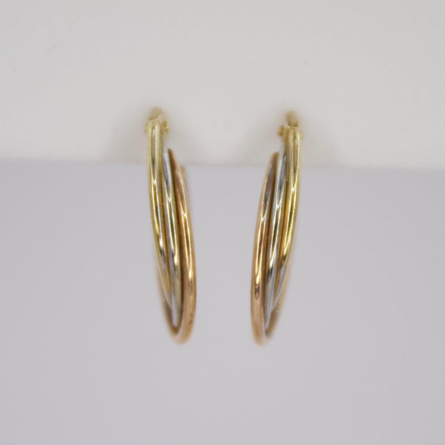 Aretes huggies en oro facetado de 14k.