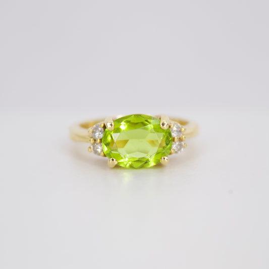 Anillo en oro amarillo 14k con peridoto y diamantes.