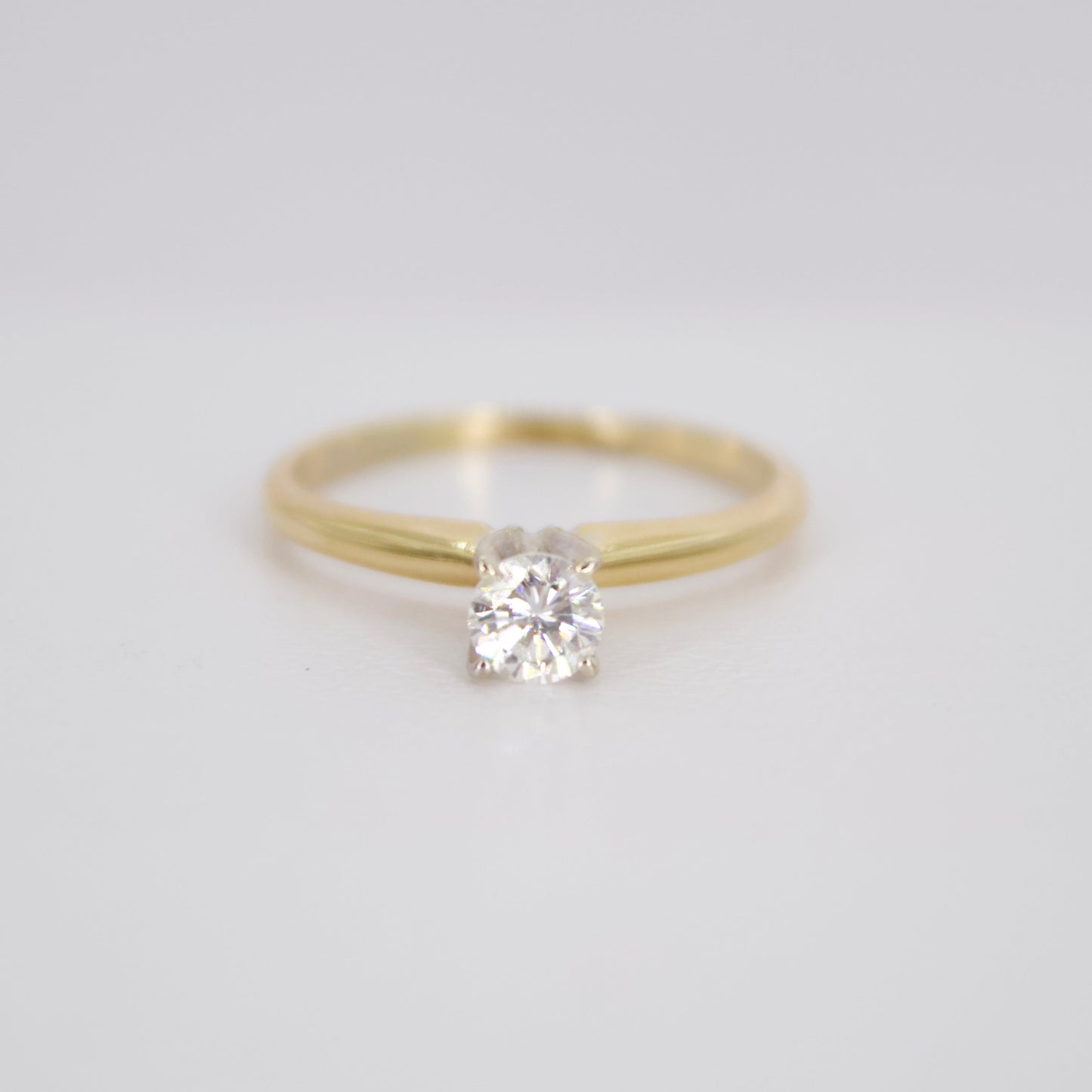 Anillo en oro amarillo 14k con diamante.